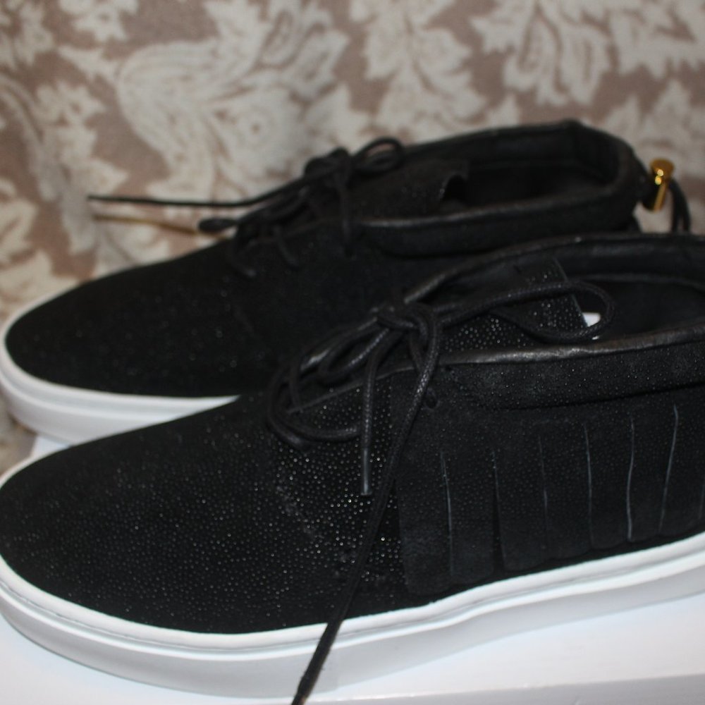 New black shoes 10D Sneaker (ICI)